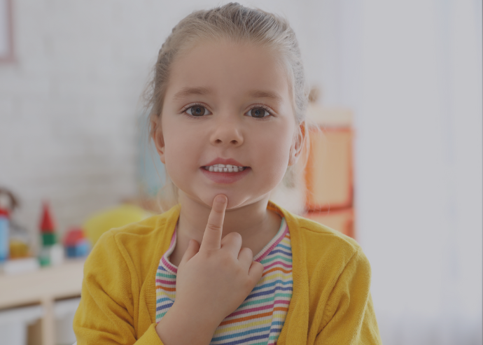 Ein kleines Mädchen zeigt auf Ihren Mund, ein Bild, das möglicherweise die Überprüfung von Stimmstörungen in der Praxis darstellt. Solche Tests helfen bei der Diagnose und Behandlung von Sprach- und Stimmproblemen, insbesondere bei Kindern.